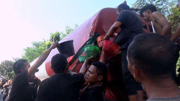 Truk Tangki BBM Tabrakan dengan Fuso di Lumajang, Warga Berebut Tumpahan Solar Truk Tangki BBM Tabrakan dengan Fuso di Lumajang, Warga Berebut Tumpahan Solar