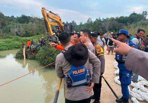 Korban Tewas Truk Terjun ke Sungai di Pelalawan Bertambah jadi 4 Orang, 11 Hilang Korban Tewas Truk Terjun ke Sungai di Pelalawan Bertambah jadi 4 Orang, 11 Hilang