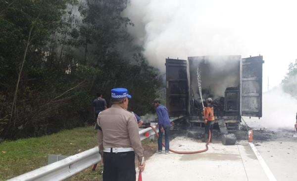 Truk Tronton Angkut Barang Elektronik Kebakaran Hebat di Tol Lampung Truk Tronton Angkut Barang Elektronik Kebakaran Hebat di Tol Lampung