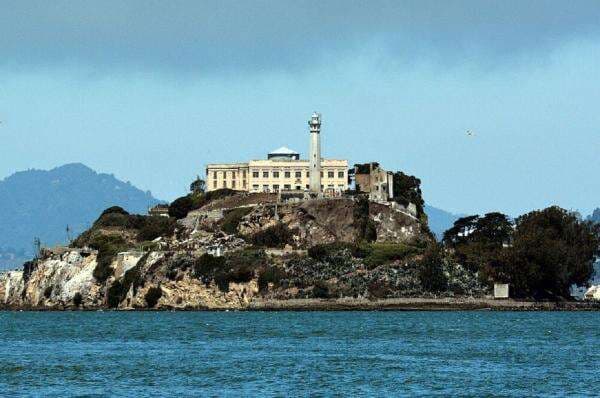 Trump Perintahkan Pembukaan Kembali Penjara Alcatraz untuk Penjahat Paling Kejam di AS Trump Perintahkan Pembukaan Kembali Penjara Alcatraz untuk Penjahat Paling Kejam di AS