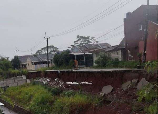 Turap dan Jalan di Sawangan Longsor, Polisi: Tak Menimpa Bangunan Turap dan Jalan di Sawangan Longsor, Polisi: Tak Menimpa Bangunan