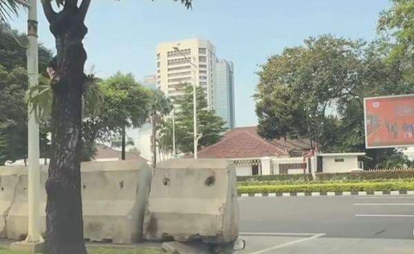 Viral Pandangan Pengendara Terhalang Pembatas Beton di U-Turn Depan Balai Kota Viral Pandangan Pengendara Terhalang Pembatas Beton di U-Turn Depan Balai Kota