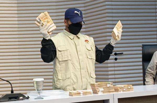 Penampakan Uang Rp2,4 Miliar Disita KPK dalam OTT Dirut Inhutani V Penampakan Uang Rp2,4 Miliar Disita KPK dalam OTT Dirut Inhutani V