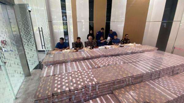 Kejagung Sita Triliunan Uang Rupiah dan Pecahan Asing dari Kasus TPPU Duta Palma Group Kejagung Sita Triliunan Uang Rupiah dan Pecahan Asing dari Kasus TPPU Duta Palma Group