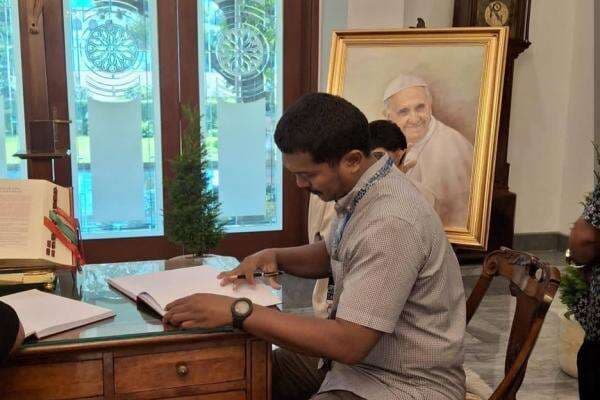 Umat Katolik Datangi Kedubes Vatikan, Berdoa di Depan Lukisan Paus Fransiskus Umat Katolik Datangi Kedubes Vatikan, Berdoa di Depan Lukisan Paus Fransiskus