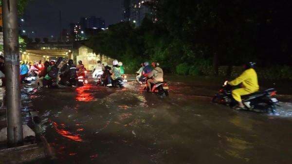 Underpass Cawang Banjir, Kendaraan Mogok hingga Macet Panjang Underpass Cawang Banjir, Kendaraan Mogok hingga Macet Panjang
