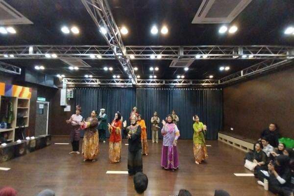 UNJ, UPI, dan UiTM Malaysia Gelar Pelatihan Teater Akulturasi Betawi dan Melayu UNJ, UPI, dan UiTM Malaysia Gelar Pelatihan Teater Akulturasi Betawi dan Melayu
