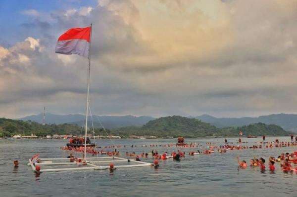 Wow! Upacara HUT ke-80 RI di Laut Mutun Lampung Diikuti 565 Peserta, Pecahkan Rekor MURI Wow! Upacara HUT ke-80 RI di Laut Mutun Lampung Diikuti 565 Peserta, Pecahkan Rekor MURI