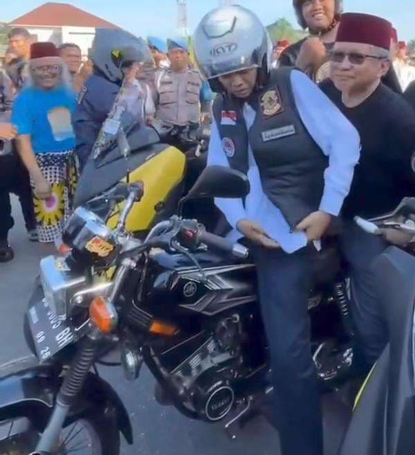 Ustadz Abdul Somad dan Rocky Gerung Berboncengan Naik RX King Ustadz Abdul Somad dan Rocky Gerung Berboncengan Naik RX King