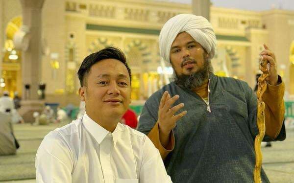 Ustadz Derry Sulaiman Dibiayai Haji oleh Raffi Ahmad: Aku Nggak Tahu Pakai Visa Apa Ustadz Derry Sulaiman Dibiayai Haji oleh Raffi Ahmad: Aku Nggak Tahu Pakai Visa Apa