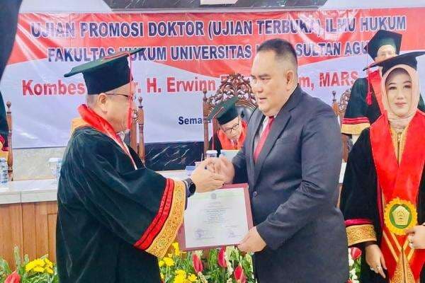 Usulkan Rekonstruksi Regulasi Unsur Pimpinan Rumah Sakit, Kombes Pol Erwin Raih Doktor Ilmu Kesehatan Usulkan Rekonstruksi Regulasi Unsur Pimpinan Rumah Sakit, Kombes Pol Erwin Raih Doktor Ilmu Kesehatan