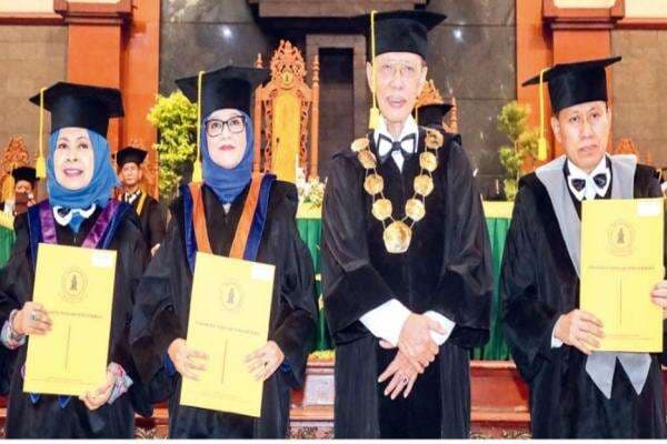 UWKS Kukuhkan 3 Guru Besar, Rektor: Amanah dan Berikan Manfaat untuk Masyarakat UWKS Kukuhkan 3 Guru Besar, Rektor: Amanah dan Berikan Manfaat untuk Masyarakat