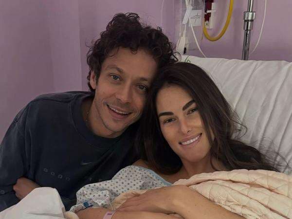 Selamat! Valentino Rossi dan Pasangan Dikaruniai Putri Kedua Selamat! Valentino Rossi dan Pasangan Dikaruniai Putri Kedua