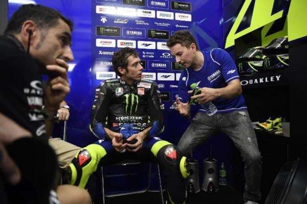 Kisah Valentino Rossi, Pernah Dituduh Nyontek Gaya Balap Jorge Lorenzo di MotoGP Kisah Valentino Rossi, Pernah Dituduh Nyontek Gaya Balap Jorge Lorenzo di MotoGP
