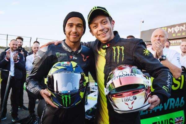 Kisah Tak Biasa Valentino Rossi Ingin Duet dengan Pembalap Lewis Hamilton di Formula 1 Kisah Tak Biasa Valentino Rossi Ingin Duet dengan Pembalap Lewis Hamilton di Formula 1