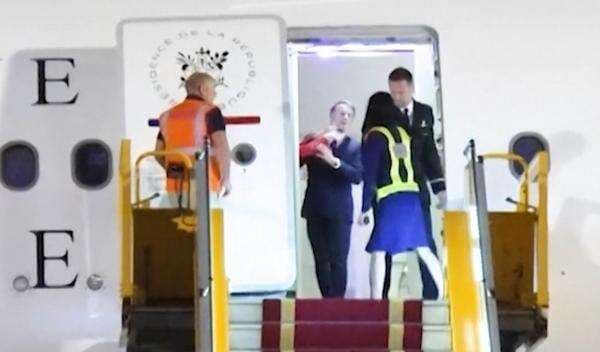 Video Viral Tunjukkan Macron Didorong Istrinya Brigitte di Pesawat, Bertengkar Hebat? Video Viral Tunjukkan Macron Didorong Istrinya Brigitte di Pesawat, Bertengkar Hebat?