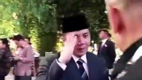 Viral Video Mayor Teddy Disebut Beri Hormat ke Aguan, Ini Klarifikasi Istana Viral Video Mayor Teddy Disebut Beri Hormat ke Aguan, Ini Klarifikasi Istana