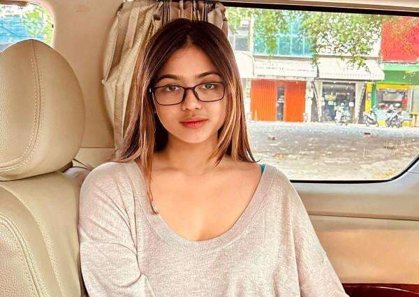 Potret Model Cantik Vieranni, Pamer Bare Face dengan Baju Oversized Potret Model Cantik Vieranni, Pamer Bare Face dengan Baju Oversized