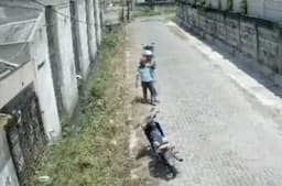 Viral! 2 Pemuda di Semarang Dibekuk Reserse Berjaket Ojol saat Ambil Paket Sabu