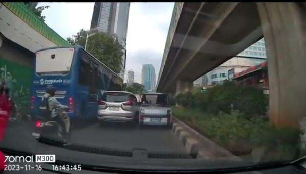 Viral 2 Pengendara Tak Mau Ngalah hingga Mobil Serempetan Viral 2 Pengendara Tak Mau Ngalah hingga Mobil Serempetan