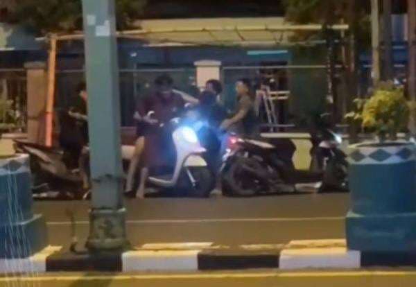 Viral 2 Wanita Berkelahi Rebutan Cowok di Pamekasan, Netizen: Suamiku Direbut LC! Viral 2 Wanita Berkelahi Rebutan Cowok di Pamekasan, Netizen: Suamiku Direbut LC!