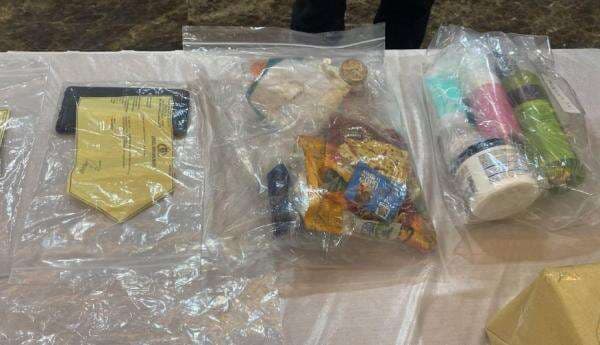 Polisi Pamer Barbuk Penyelidikan Kematian Diplomat Kemlu Arya Daru: Lakban, Kondom hingga Pelumas Polisi Pamer Barbuk Penyelidikan Kematian Diplomat Kemlu Arya Daru: Lakban, Kondom hingga Pelumas