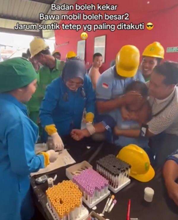 Heboh Pria Kekar Histeris Lihat Jarum Suntik, Bikin Netizen Ngakak! Heboh Pria Kekar Histeris Lihat Jarum Suntik, Bikin Netizen Ngakak!