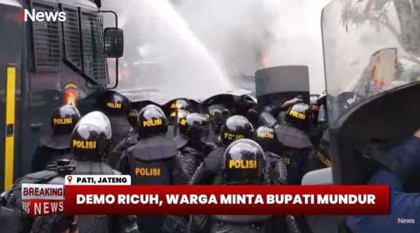 Diberondong Tembakan Gas Air Mata, Massa Bertahan Minta Bupati Pati Sudewo Mundur Diberondong Tembakan Gas Air Mata, Massa Bertahan Minta Bupati Pati Sudewo Mundur