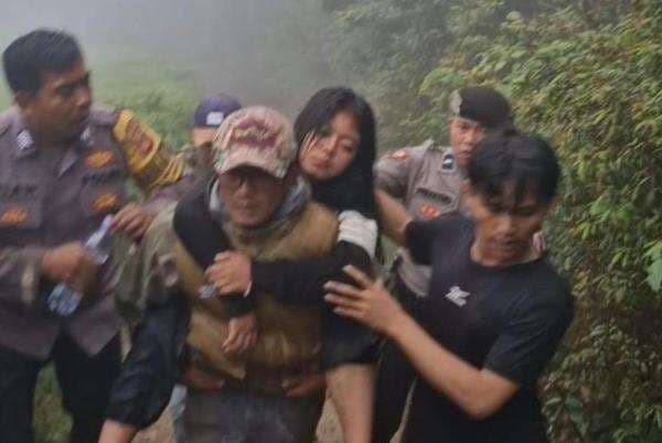 Wanita Cantik Alami Hipotermia di Puncak Sunan Ibu Kawah Putih, Evakuasi Berlangsung Dramatis Wanita Cantik Alami Hipotermia di Puncak Sunan Ibu Kawah Putih, Evakuasi Berlangsung Dramatis