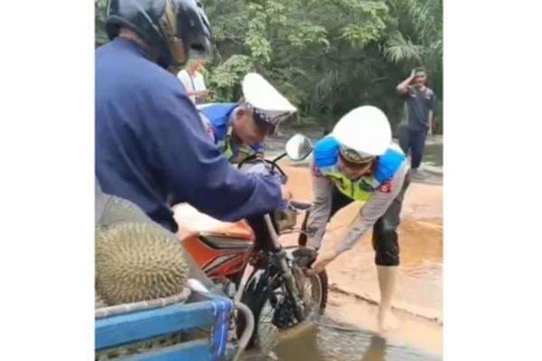 Viral! Aksi Kocak Seorang Bapak Ogah Ditolong Polisi saat Kewalahan Bawa Banyak Durian di Tengah Banjir Viral! Aksi Kocak Seorang Bapak Ogah Ditolong Polisi saat Kewalahan Bawa Banyak Durian di Tengah Banjir