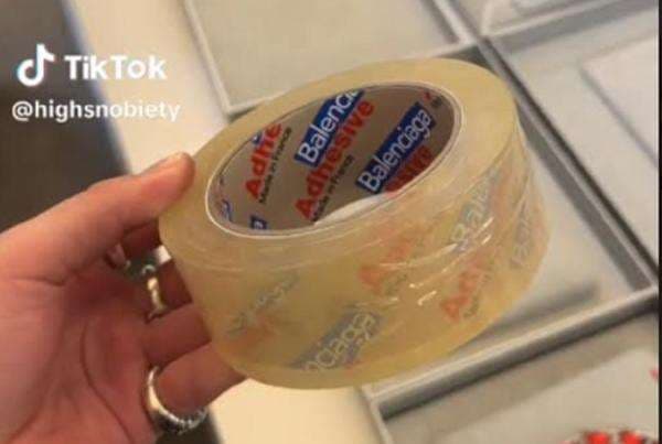 Viral Balenciaga Jual Gelang Bentuk Lakban Hampir Rp60 Juta, Netizen: Agak Laen Viral Balenciaga Jual Gelang Bentuk Lakban Hampir Rp60 Juta, Netizen: Agak Laen