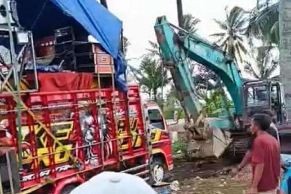 Viral Belasan Truk Sound Horeg Terjebak Persawahan Berlumpur di Malang Viral Belasan Truk Sound Horeg Terjebak Persawahan Berlumpur di Malang