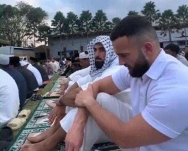 Viral Bule-Bule di Bali Ikut Sholat Idul Adha Bersama Warga Lokal Viral Bule-Bule di Bali Ikut Sholat Idul Adha Bersama Warga Lokal