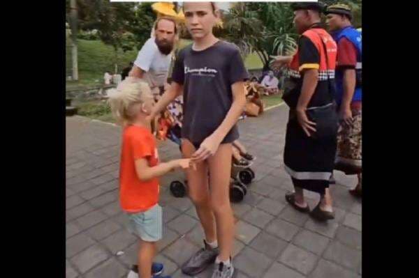 Viral! Bule Ini Pakai Celana Dalam saat Pura Bali, Netizen: Deportasi Viral! Bule Ini Pakai Celana Dalam saat Pura Bali, Netizen: Deportasi