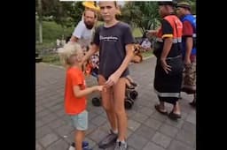Viral! Bule Ini Pakai Celana Dalam saat Pura Bali, Netizen: Deportasi