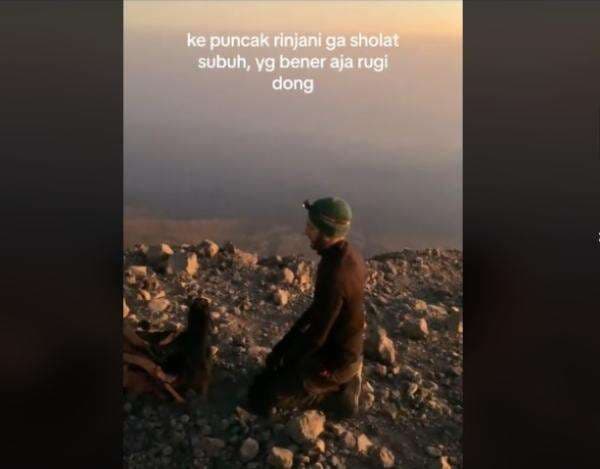 Viral Bule Sholat Subuh di Puncak Gunung Rinjani, Netizen Mendadak Iri Viral Bule Sholat Subuh di Puncak Gunung Rinjani, Netizen Mendadak Iri