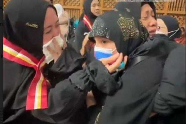 Viral Jemaah Ini Gak Bawa Uang saat Umrah, Menangis Histeris Dikasih Rp1,8 Juta dari Orang Tak Dikenal Viral Jemaah Ini Gak Bawa Uang saat Umrah, Menangis Histeris Dikasih Rp1,8 Juta dari Orang Tak Dikenal