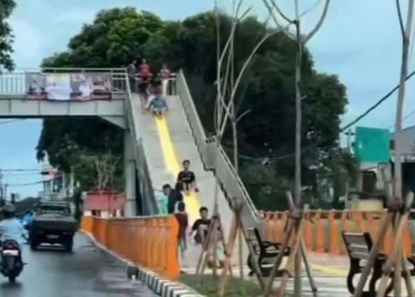 Viral! JPO Baru Diresmikan Malah Jadi Mainan Perosotan Bocil Depok saat Hujan Viral! JPO Baru Diresmikan Malah Jadi Mainan Perosotan Bocil Depok saat Hujan