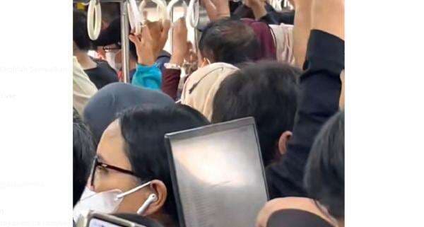 Viral Karyawan Tetap Buka Laptop Sambil Terjepit di Kereta, Netizen: Pegawai of The Year! Viral Karyawan Tetap Buka Laptop Sambil Terjepit di Kereta, Netizen: Pegawai of The Year!