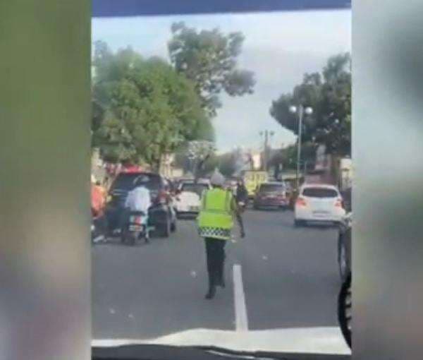 Viral Aksi Heroik Tukang Parkir Kawal Ambulans, Membelah Kemacetan Berlari Sejauh 5 Kilometer Viral Aksi Heroik Tukang Parkir Kawal Ambulans, Membelah Kemacetan Berlari Sejauh 5 Kilometer