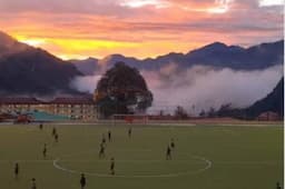 Viral! Lapangan Bola Dikelilingi Pemandangan Indah bak Negeri Dongeng, Ternyata Ada di Papua
