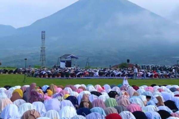 Viral! Lokasi Salat Ied dengan Pemandangan Gunung nan Indah, Ada di Jawa Tengah Viral! Lokasi Salat Ied dengan Pemandangan Gunung nan Indah, Ada di Jawa Tengah