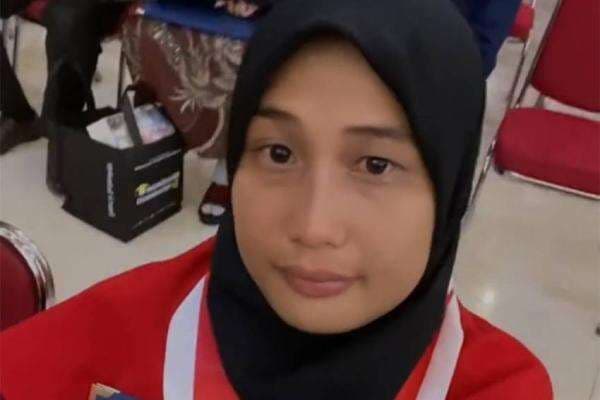 Viral! Momen Haru Seorang Wanita Jalani Wisuda Tanpa Dihadiri Orang Tua dan Keluarga, Nangis Lihatnya Viral! Momen Haru Seorang Wanita Jalani Wisuda Tanpa Dihadiri Orang Tua dan Keluarga, Nangis Lihatnya