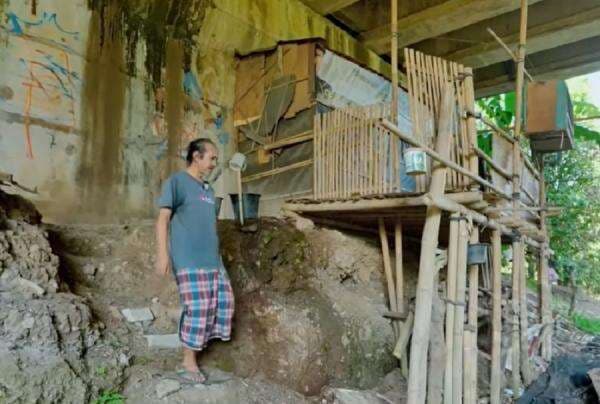Viral Dokter Lulusan Singapura Tinggal di Kolong Jembatan Usai Istri dan Anaknya Meninggal Viral Dokter Lulusan Singapura Tinggal di Kolong Jembatan Usai Istri dan Anaknya Meninggal