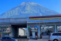 Viral! Penampakan Minimarket di Wonosobo Berlatar Pemandangan Gunung, Mirip di Jepang