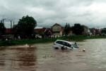 Viral Penampakan Mobil Nyemplung ke Sungai Citarik Gegara Gagal Parkir Viral Penampakan Mobil Nyemplung ke Sungai Citarik Gegara Gagal Parkir