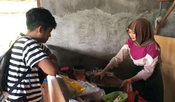 Viral Penjual Rujak Cantik di Sampang, Buat Pembeli Selalu <i>Repeat Order</i> Viral Penjual Rujak Cantik di Sampang, Buat Pembeli Selalu <i>Repeat Order</i>