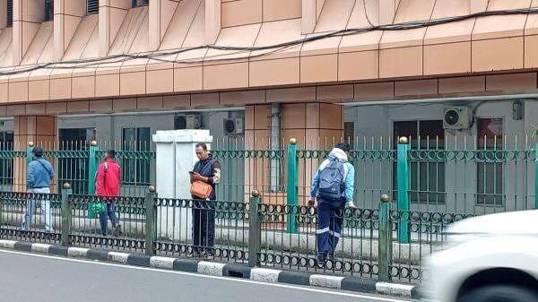 Viral Penumpang KRL Pilih Lompat Pagar di Stasiun Cikini, Ini Respons KAI Viral Penumpang KRL Pilih Lompat Pagar di Stasiun Cikini, Ini Respons KAI