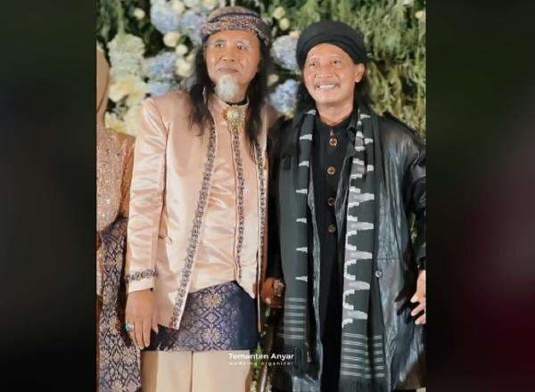 Viral Pernikahan Anak Pemilik Padepokan Wewe Gombel, Para Tamu Undangan Kompak Tampil Bak Dukun Viral Pernikahan Anak Pemilik Padepokan Wewe Gombel, Para Tamu Undangan Kompak Tampil Bak Dukun