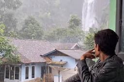 Viral! Rumah dengan Latar Pemandangan Air Terjun di Cianjur, Bikin Adem